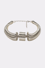 SCULPTED COIL COLLAR IN SILVER