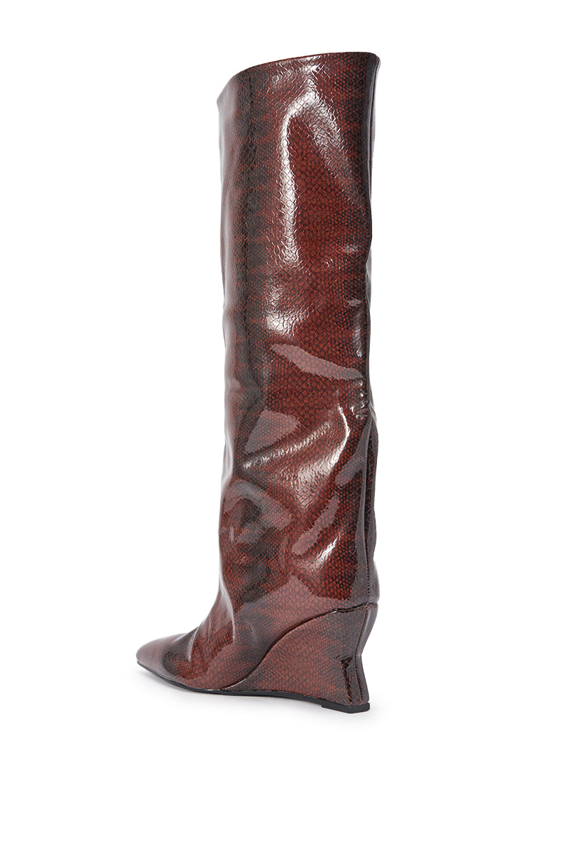 AZALEA WANG BRUN BROWN SNAKE WEDGE BOOT