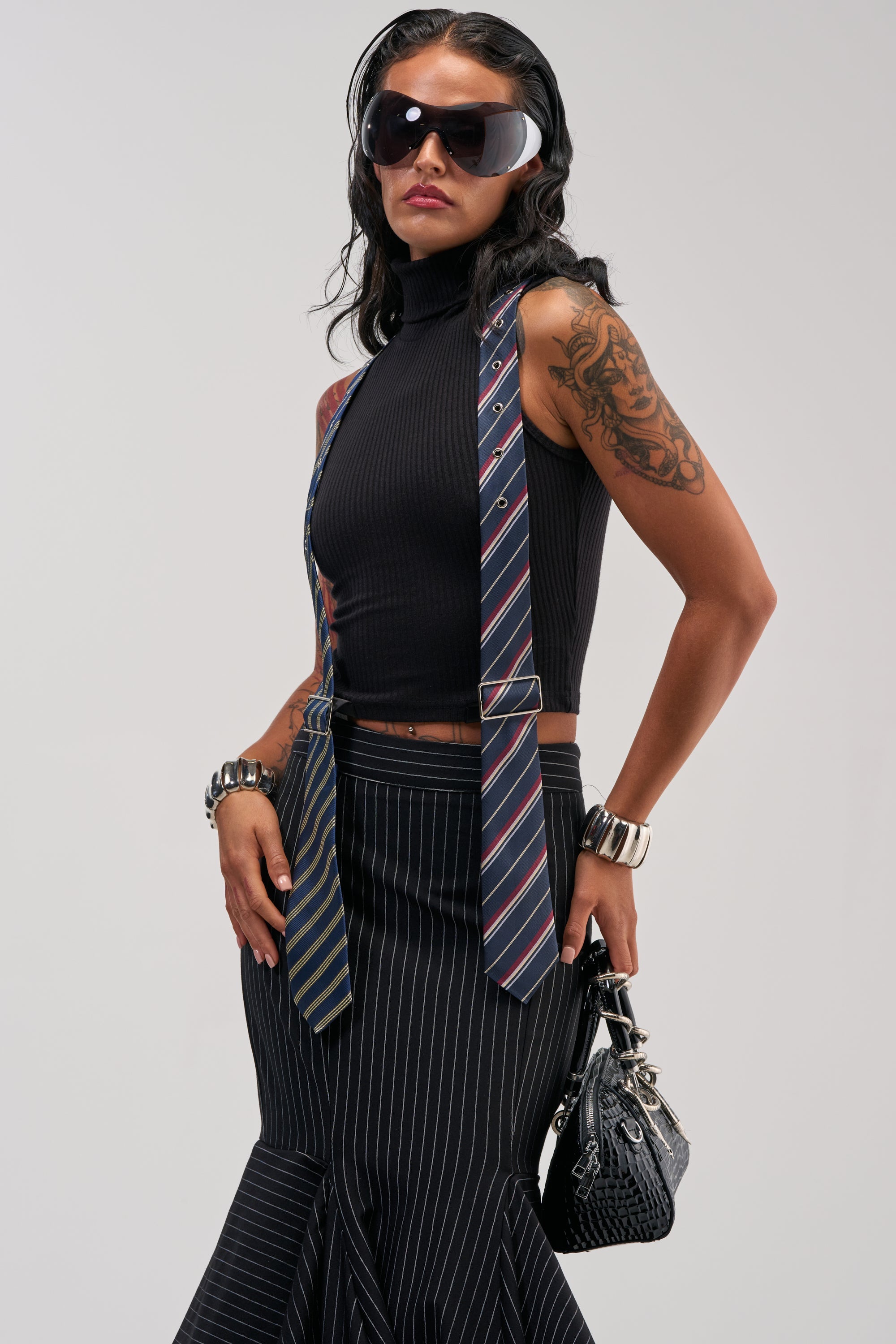 TIED UP SLEEVELESS SWEATER