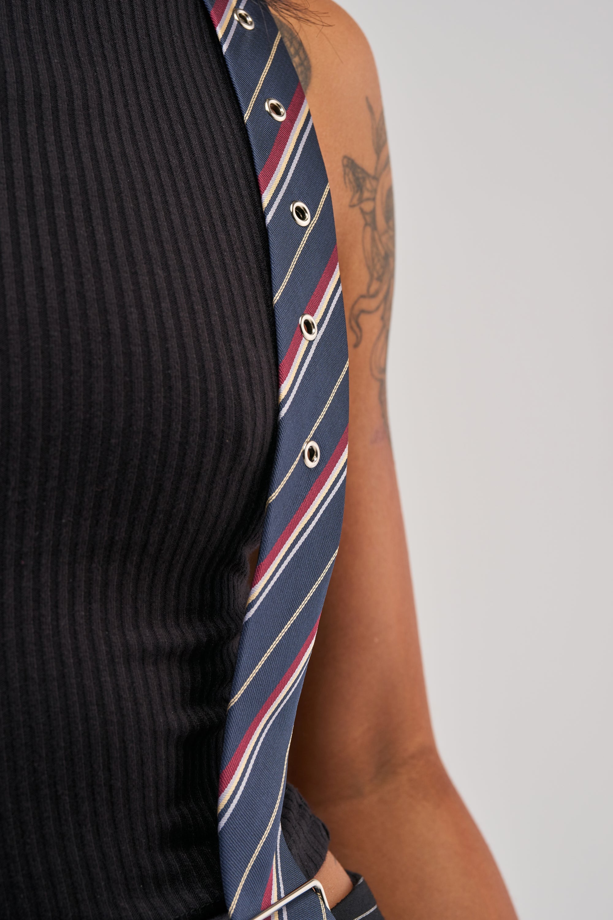 TIED UP SLEEVELESS SWEATER